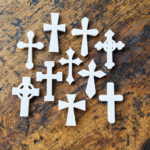 Set 10 Croci Cristiane Calamitate Bianche – Stampa 3D semplice - vista 3