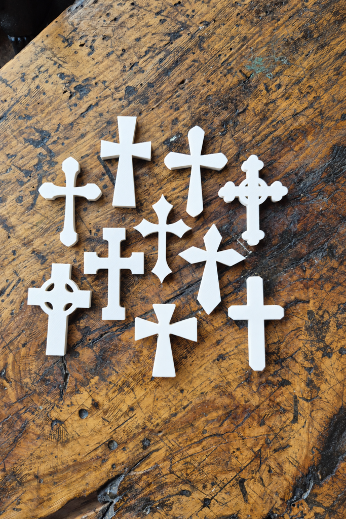Set 10 Croci Cristiane Calamitate Bianche – Stampa 3D semplice - vista 3